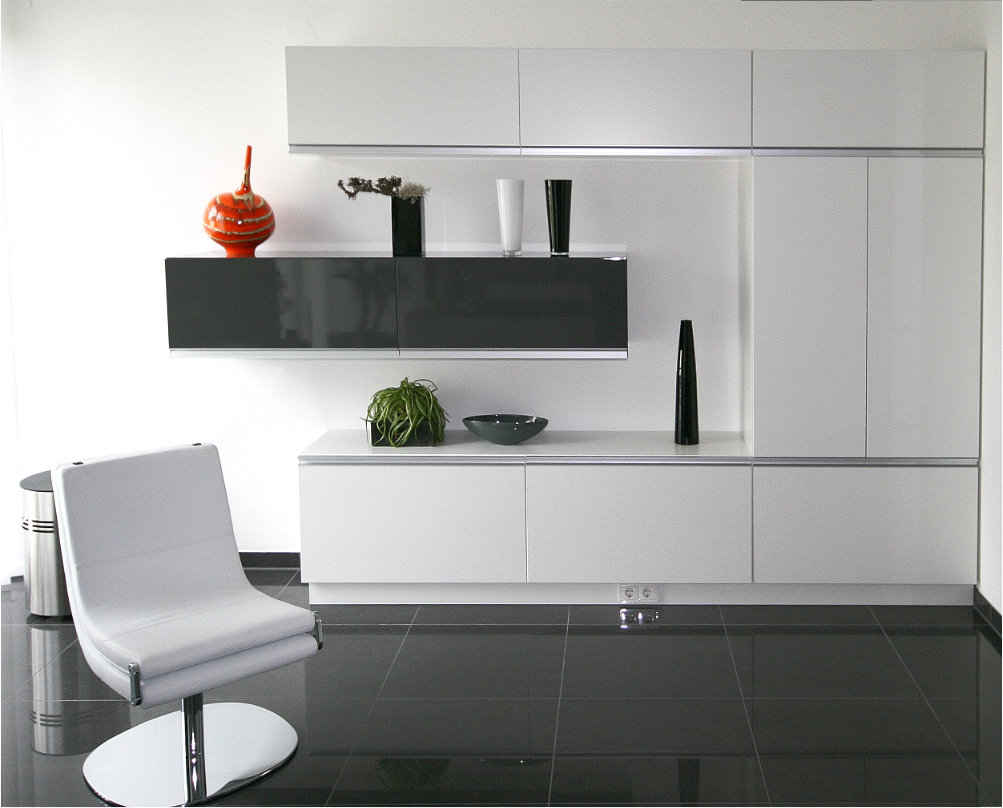 Badschrank Grifflos Klavierlack